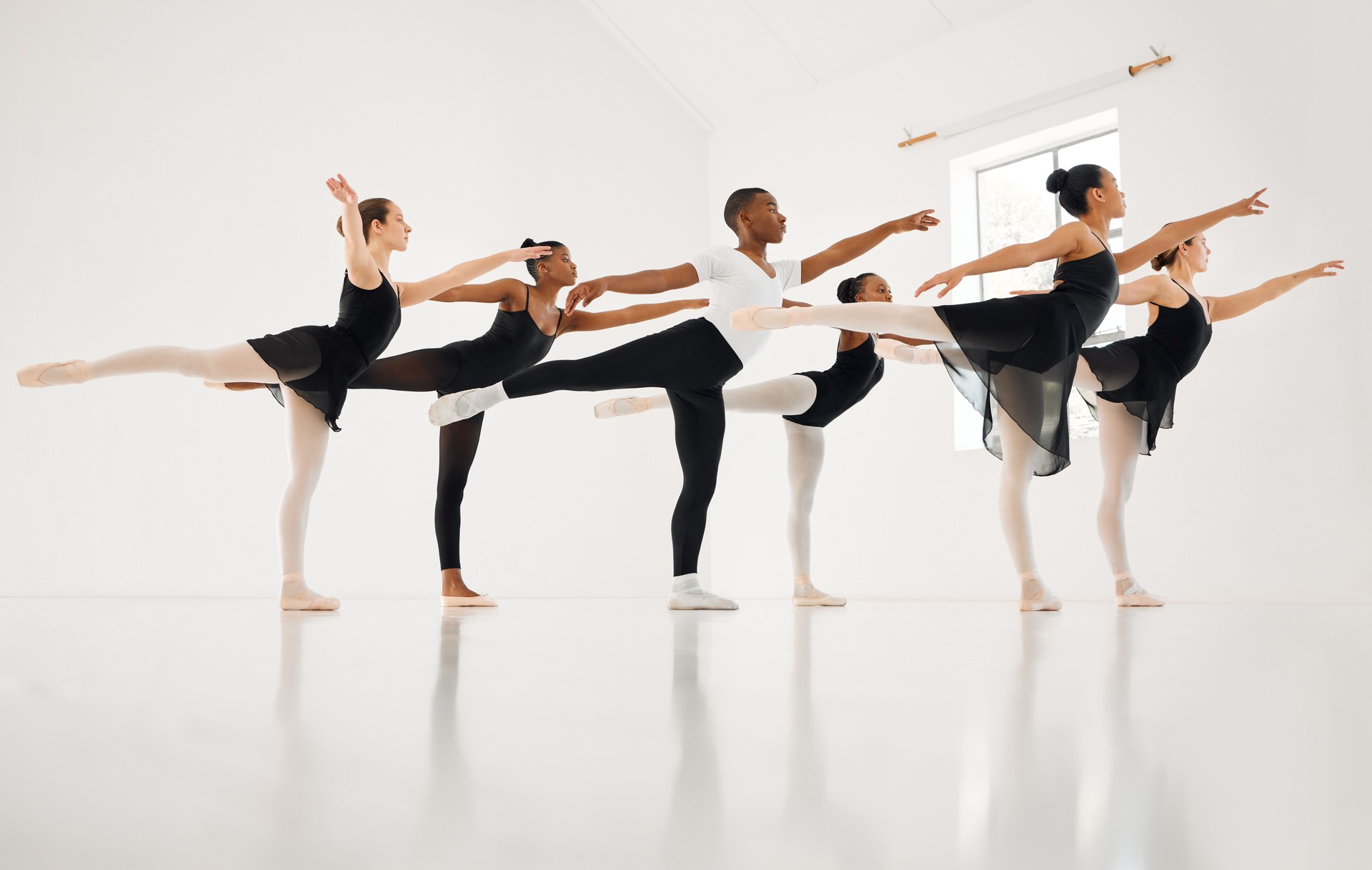 Aufnahme einer Gruppe von Balletttänzern, die eine Routine in einem Tanzstudio üben